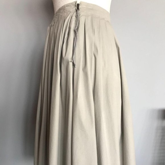 Prada Light Grey Pleated Skirt, Size 38 (2 US) - Picture 3 of 7